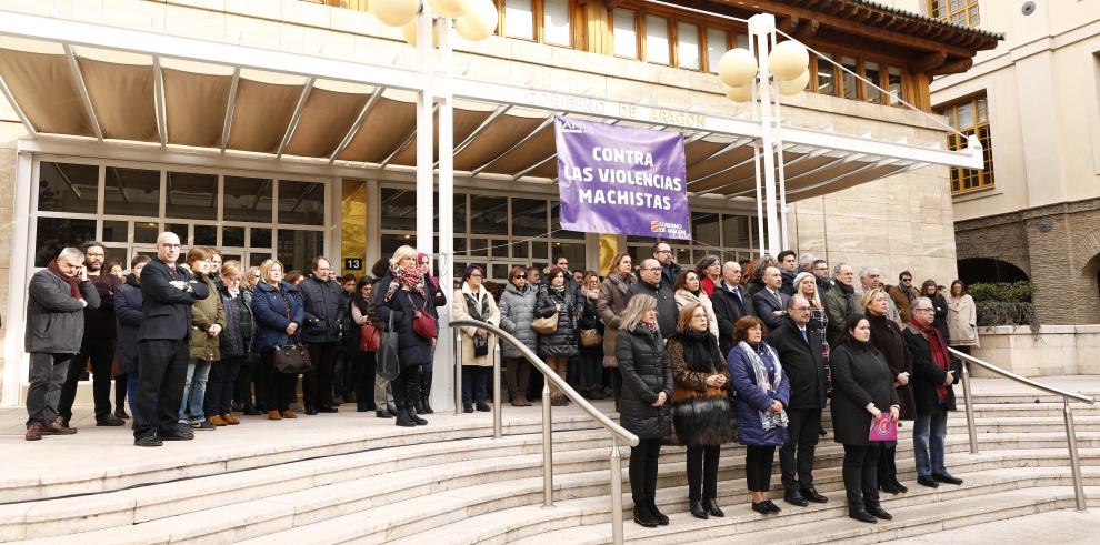 Concentración de repulsa en el Pignatelli contra el último asesinato por violencia de género en Zaragoza