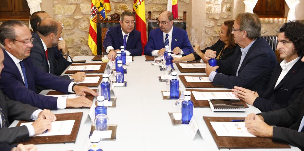 Lambán y Page claman por un nuevo modelo de financiación que atienda el principio constitucional que garantiza la igualdad de oportunidades para todos los españoles vivan donde vivan