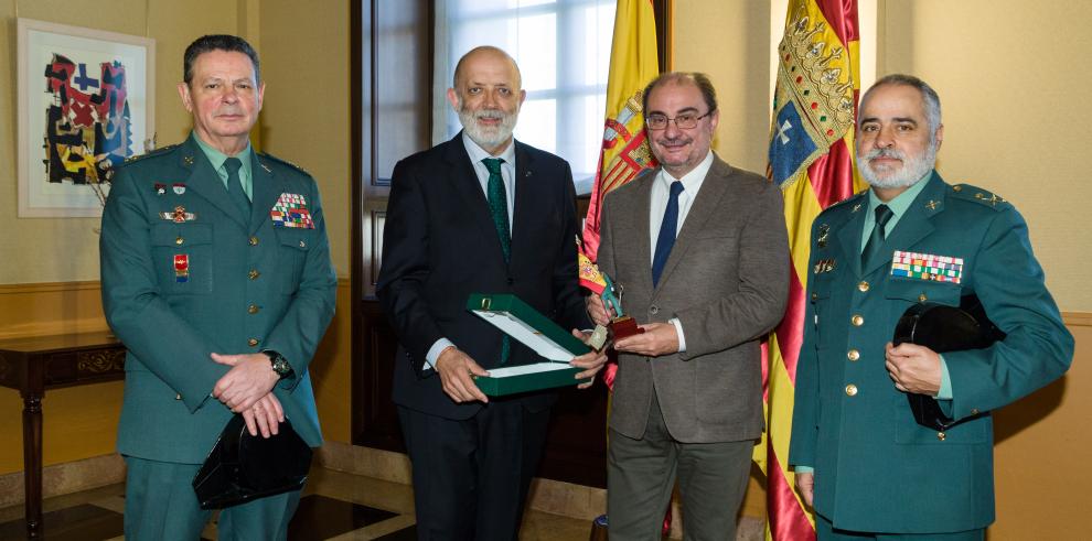 El Director de la Guardia Civil, Félix Azón, visita al presidente de Aragón