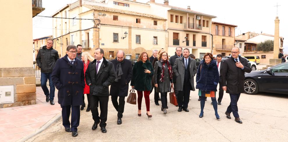 El primer Consejo de Gobierno de Aragón del cuatripartito fuera del Pignatelli rinde homenaje al X Conde de Aranda en Siétamo y se compromete a divulgar su talla universal 