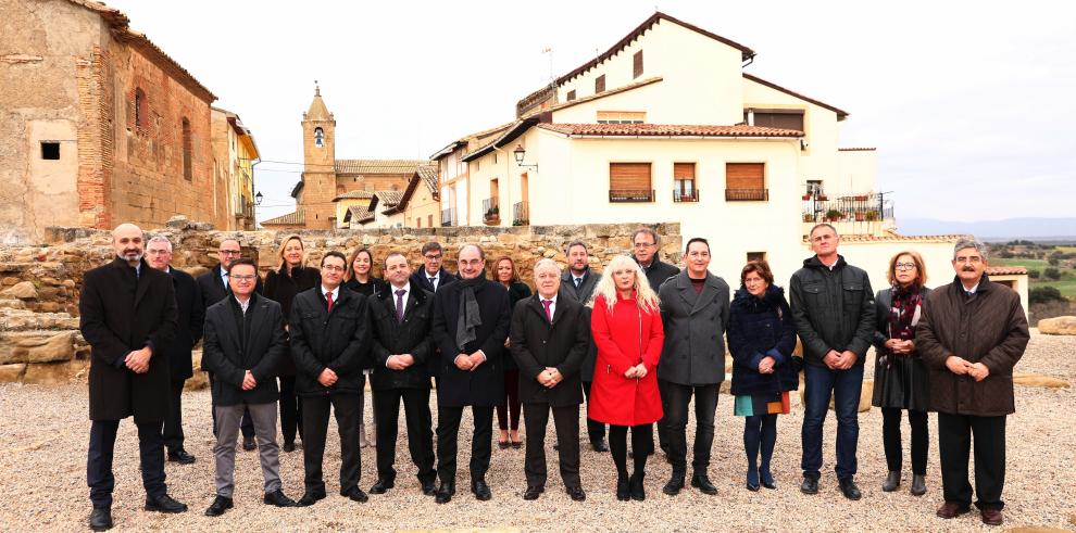 El primer Consejo de Gobierno de Aragón del cuatripartito fuera del Pignatelli rinde homenaje al X Conde de Aranda en Siétamo y se compromete a divulgar su talla universal 