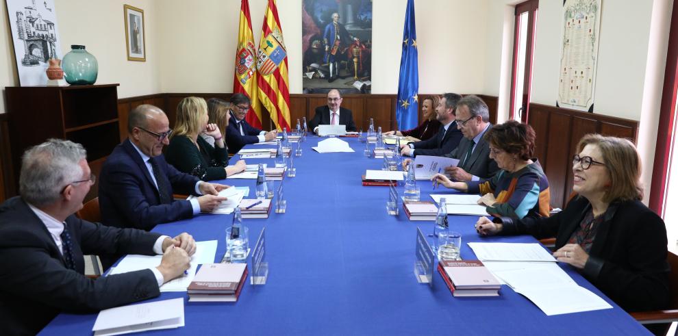 El primer Consejo de Gobierno de Aragón del cuatripartito fuera del Pignatelli rinde homenaje al X Conde de Aranda en Siétamo y se compromete a divulgar su talla universal 