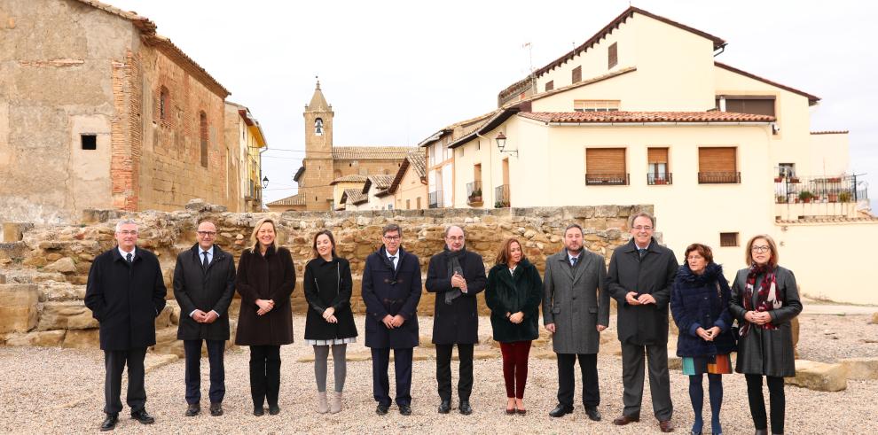 El primer Consejo de Gobierno de Aragón del cuatripartito fuera del Pignatelli rinde homenaje al X Conde de Aranda en Siétamo y se compromete a divulgar su talla universal 