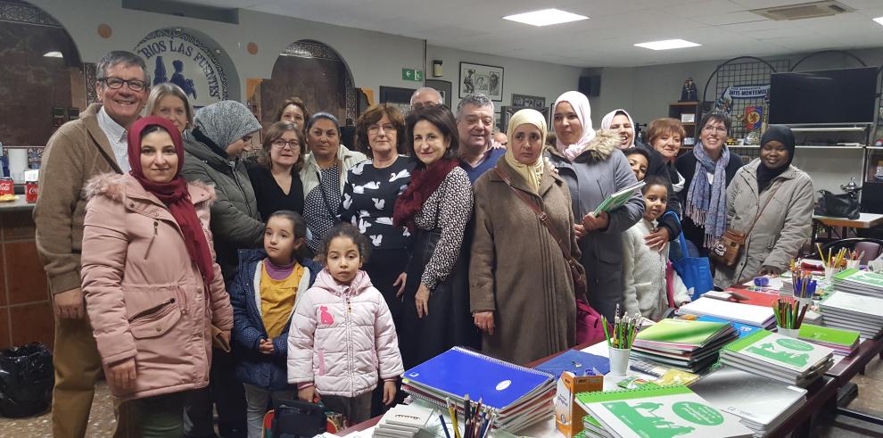 Broto visita la sede de las asociaciones Civitas, Las Aguadoras y FACU en el barrio zaragozano de Las Fuentes