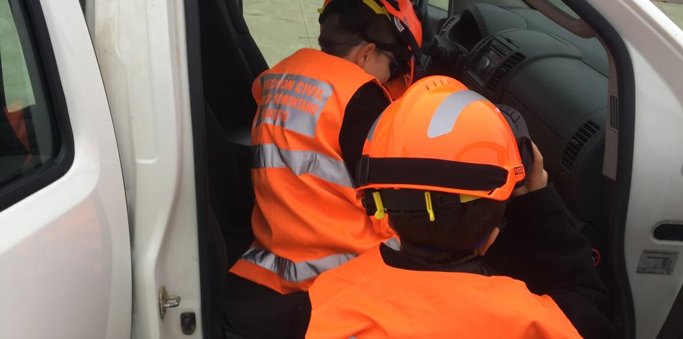 Los voluntarios de Protección Civil del Somontano de Barbastro han expuesto su labor a los niños en la feria Zagalandia