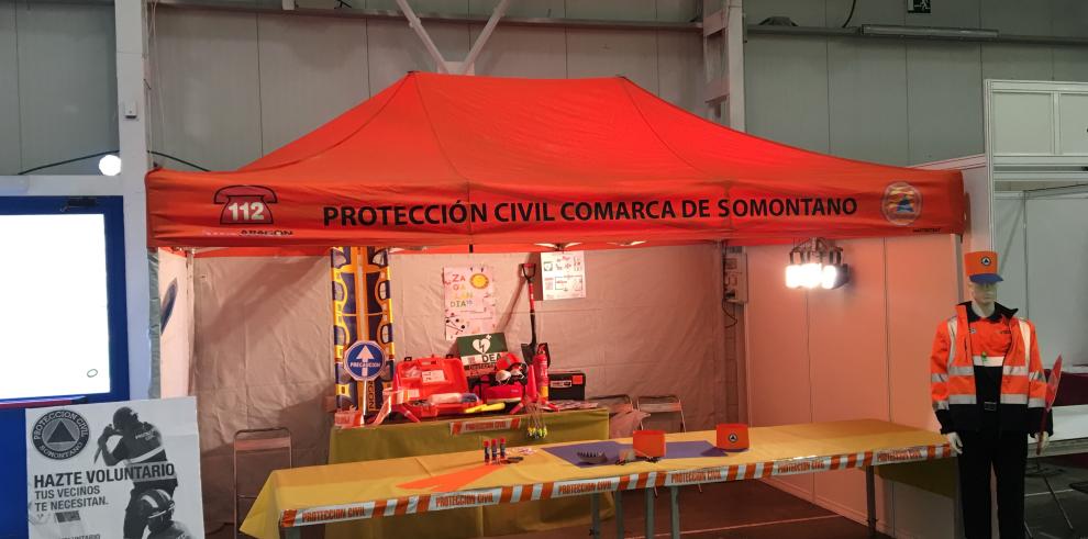 Los voluntarios de Protección Civil del Somontano de Barbastro han expuesto su labor a los niños en la feria Zagalandia