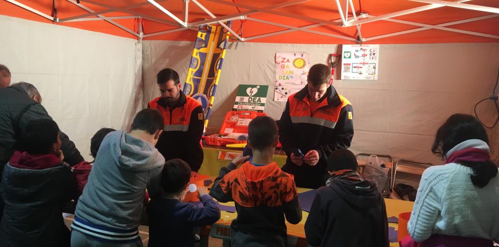 Los voluntarios de Protección Civil del Somontano de Barbastro han expuesto su labor a los niños en la feria Zagalandia