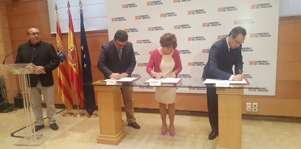 Gobierno de Aragón, FAMCP y Endesa firman un convenio para evitar la suspensión de suministro de electricidad y gas a consumidores vulnerables