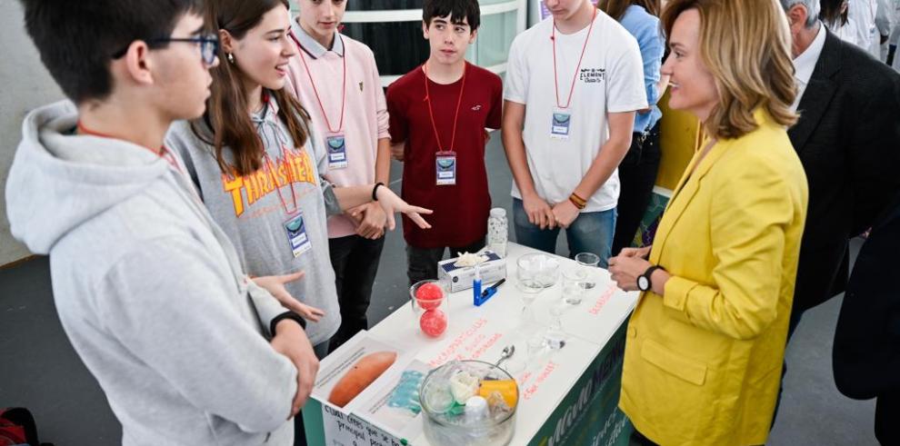 Pilar Alegría conoce los proyectos de FEnanoMenos para acercar la nanotecnología a las aulas