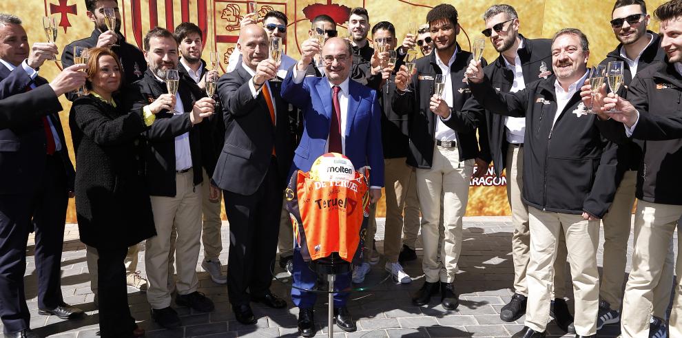 El Gobierno de Aragón recibe con orgullo al Voléibol Teruel, tras lograr su séptima superliga