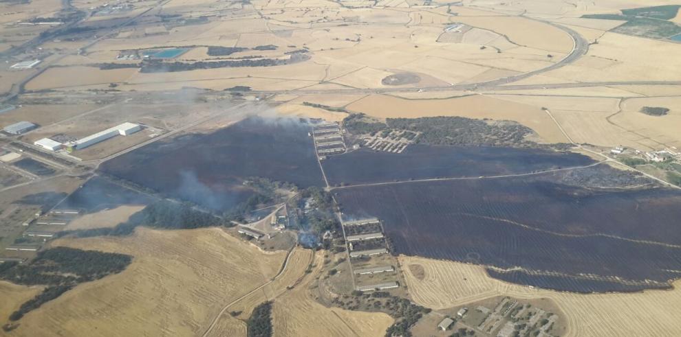   El incendio de Huesca queda controlado con 110 hectáreas quemadas, en su mayoría campos de cereal 