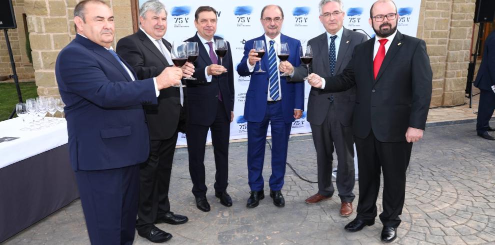 Lambán destaca en Cariñena que el vino es uno de los sectores más pujantes de Aragón, al que el Gobierno dedica más de 12 millones para su modernización y promoción