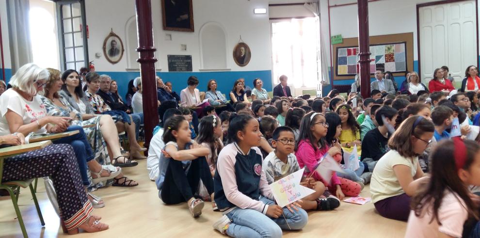 La consejera Mayte Pérez celebra el centenario del colegio Gascón y Marín junto a su comunidad escolar