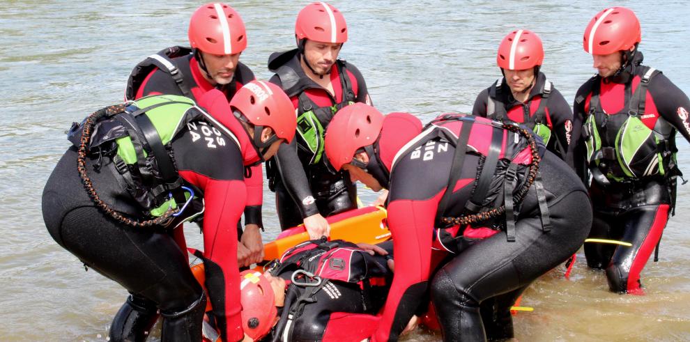 Un total de 16 bomberos reciben formación práctica para llevar a cabo los rescates acuáticos en superficie con mayor seguridad y eficacia