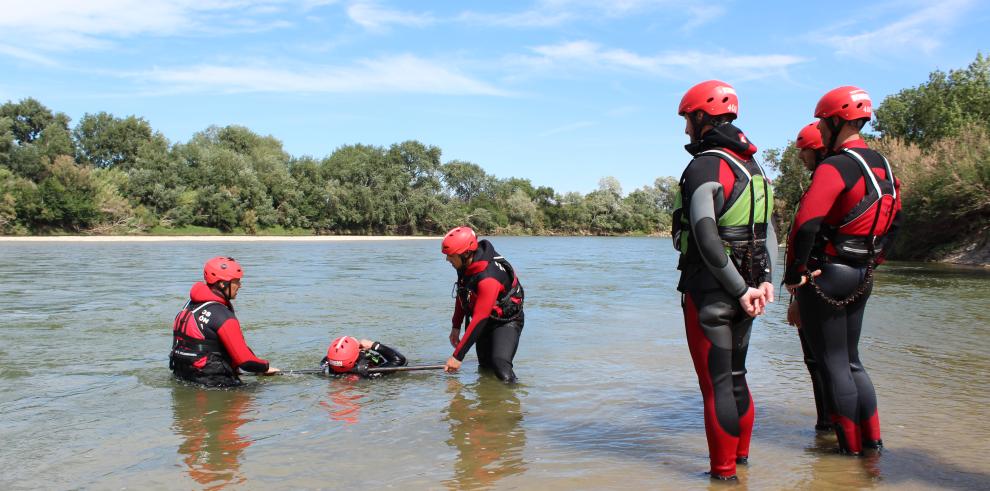 Un total de 16 bomberos reciben formación práctica para llevar a cabo los rescates acuáticos en superficie con mayor seguridad y eficacia