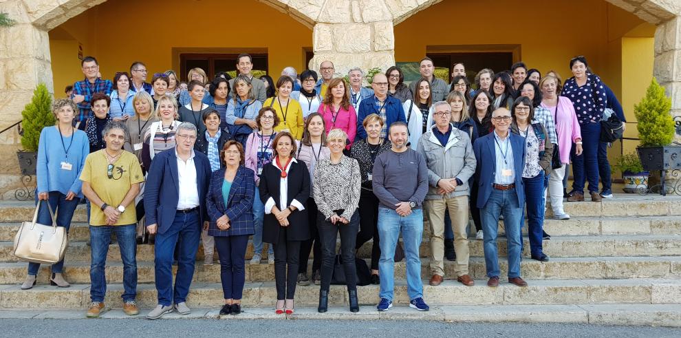 Un centenar de profesionales de los centros de servicios sociales municipales y comarcales analizan la evolución de su sector en Orihuela del Tremedal