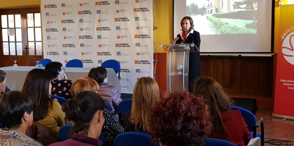 Un centenar de profesionales de los centros de servicios sociales municipales y comarcales analizan la evolución de su sector en Orihuela del Tremedal