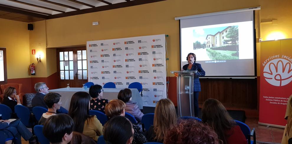 Un centenar de profesionales de los centros de servicios sociales municipales y comarcales analizan la evolución de su sector en Orihuela del Tremedal