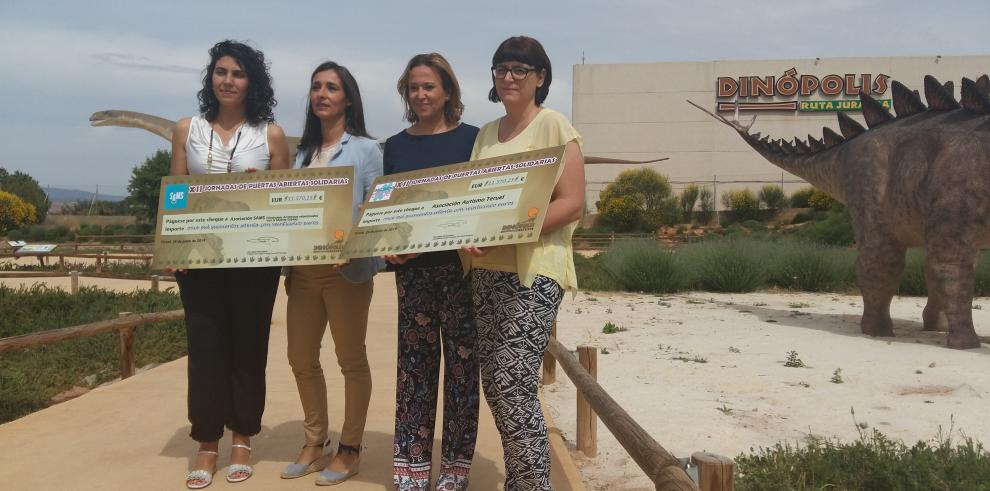 Dinópolis entrega a las asociaciones SAMS y Autismo Teruel los más de 23.000 euros recaudados en sus XII Jornadas Solidarias