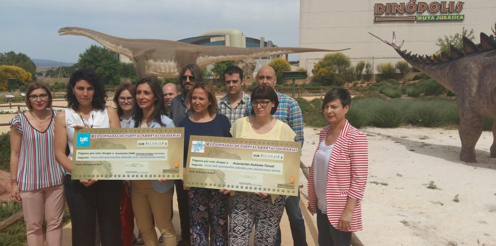 Dinópolis entrega a las asociaciones SAMS y Autismo Teruel los más de 23.000 euros recaudados en sus XII Jornadas Solidarias