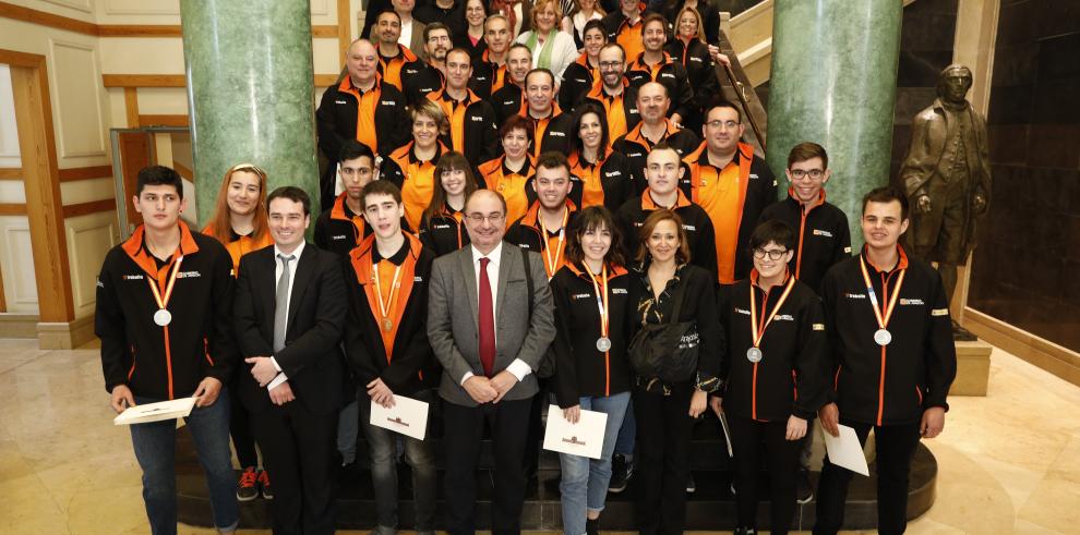 Los 22 alumnos que compitieron en Spain Skills reciben un homenaje en la sede del Gobierno de Aragón 