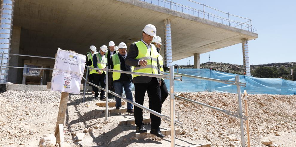 Lambán supervisa el curso de varias inversiones sociales de Alcañiz