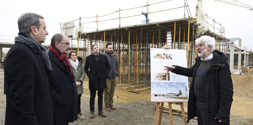 El Presidente Lambán visita las obras del centro de Salud de Binéfar que se abrirá el próximo verano y el nuevo colegio, el curso que viene