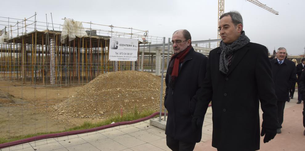 El Presidente Lambán visita las obras del centro de Salud de Binéfar que se abrirá el próximo verano y el nuevo colegio, el curso que viene