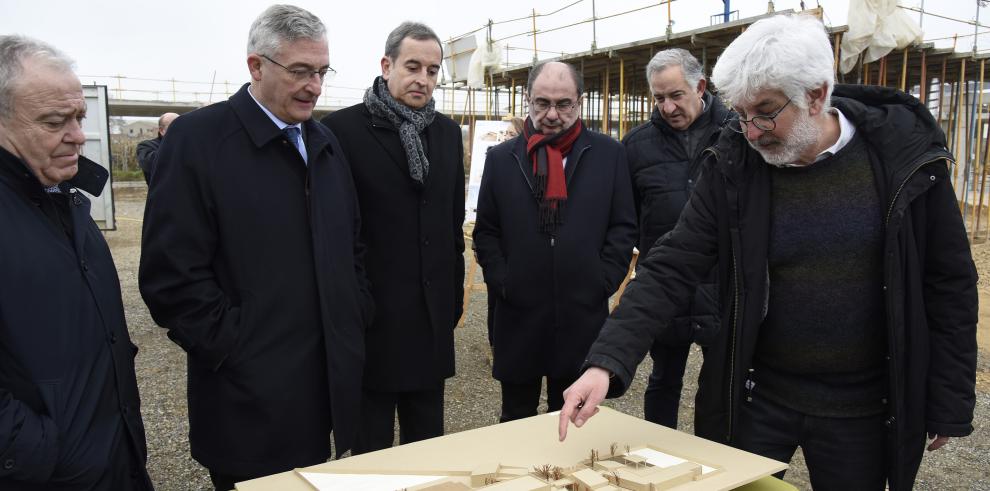 El Presidente Lambán visita las obras del centro de Salud de Binéfar que se abrirá el próximo verano y el nuevo colegio, el curso que viene