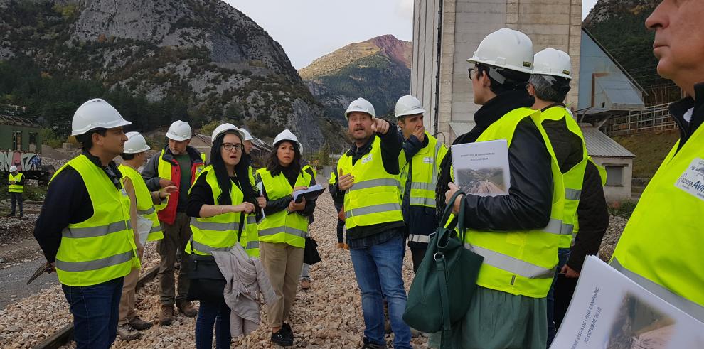 Visita con los diputados y diputadas de las Cortes de Aragón para conocer las obras en Canfranc