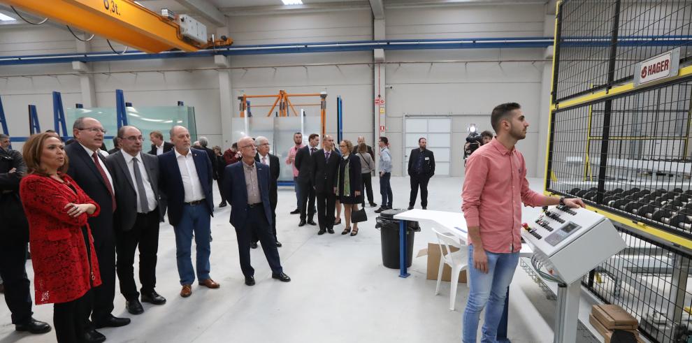 Lambán inaugura en Calanda una nueva empresa de vidrios para aplicaciones electrónicas que ha invertido 6 millones y ocupa a 20 personas