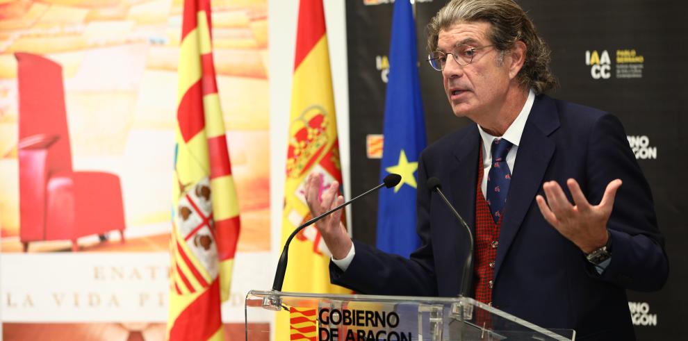 Juan Bolea recibe el Premio de las Letras Aragonesas por su sólida trayectoria como escritor y su compromiso con la cultura de la tierra