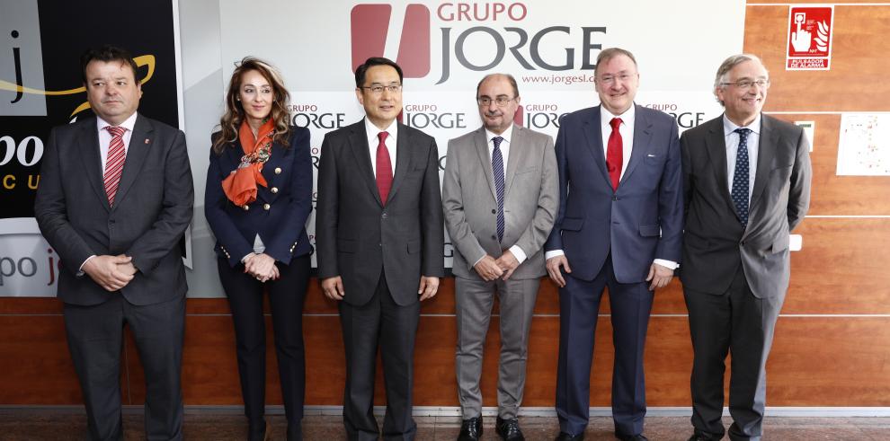 El embajador de China en España conoce el potencial del grupo cárnico Jorge, ubicado en Zuera 