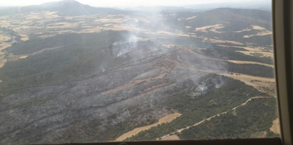 El incendio forestal de Alcampell evoluciona favorablemente