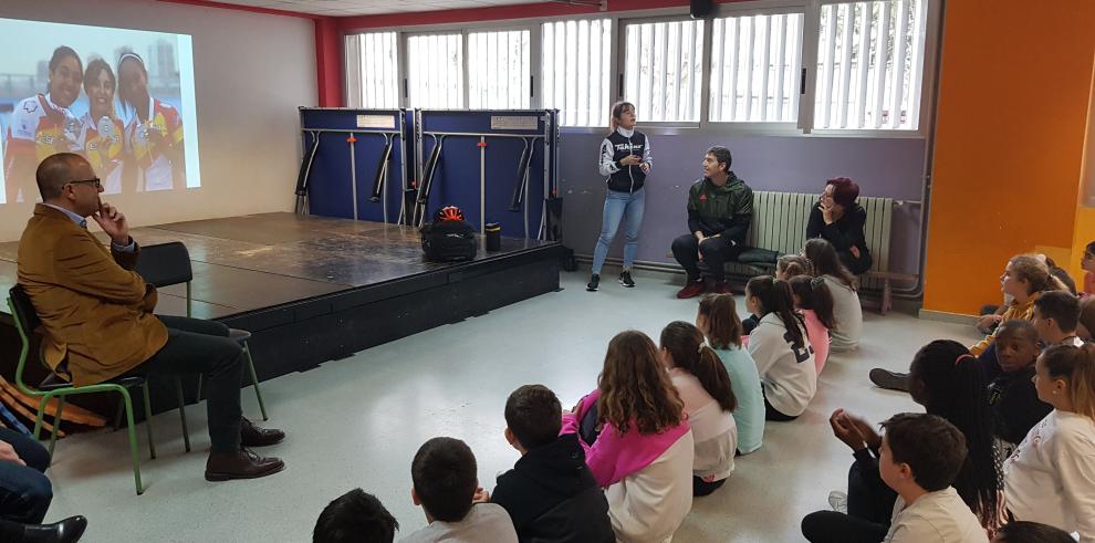 La patinadora Nerea Langa pone en valor el deporte femenino en los centros educativos aragoneses