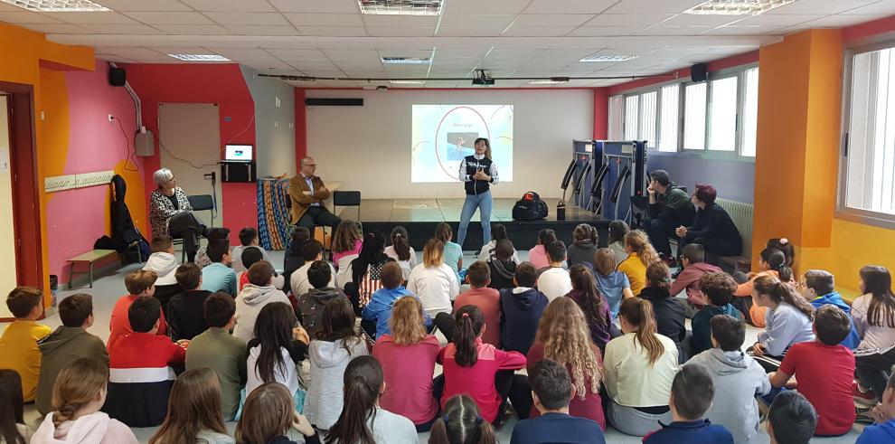 La patinadora Nerea Langa pone en valor el deporte femenino en los centros educativos aragoneses