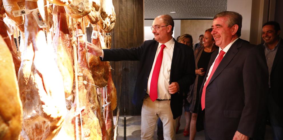 Lambán muestra su apoyo a la nueva indicación geográfica protegida de la carne de cerdo de Teruel y a la promoción agroalimentaria de productos de calidad diferenciada