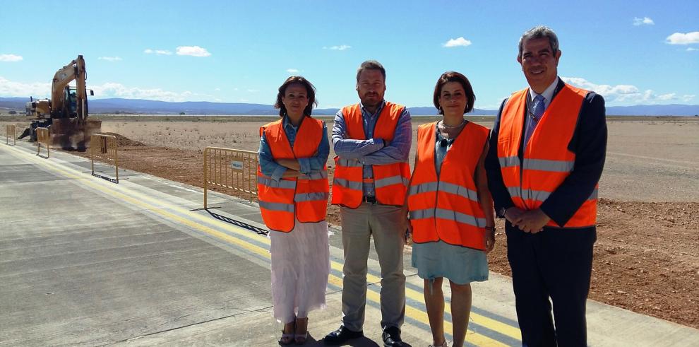 Inicio de las obras para la ampliación de la explanada pavimentada junto a los hangares