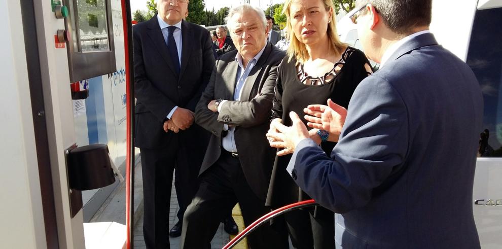 Gastón inaugura una ‘gasinera’ de Endesa en la Cooperativa de Auto-Taxi de Zaragoza   