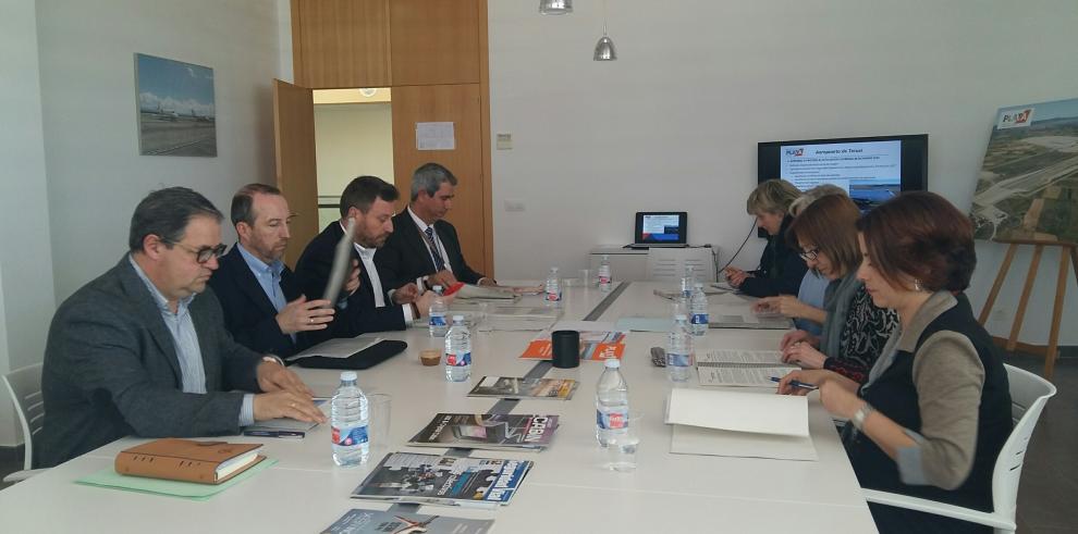 Visita al nuevo hangar en el Aeropuerto de Teruel