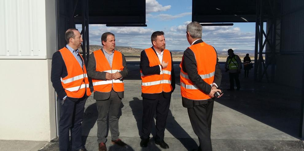 Visita al nuevo hangar en el Aeropuerto de Teruel