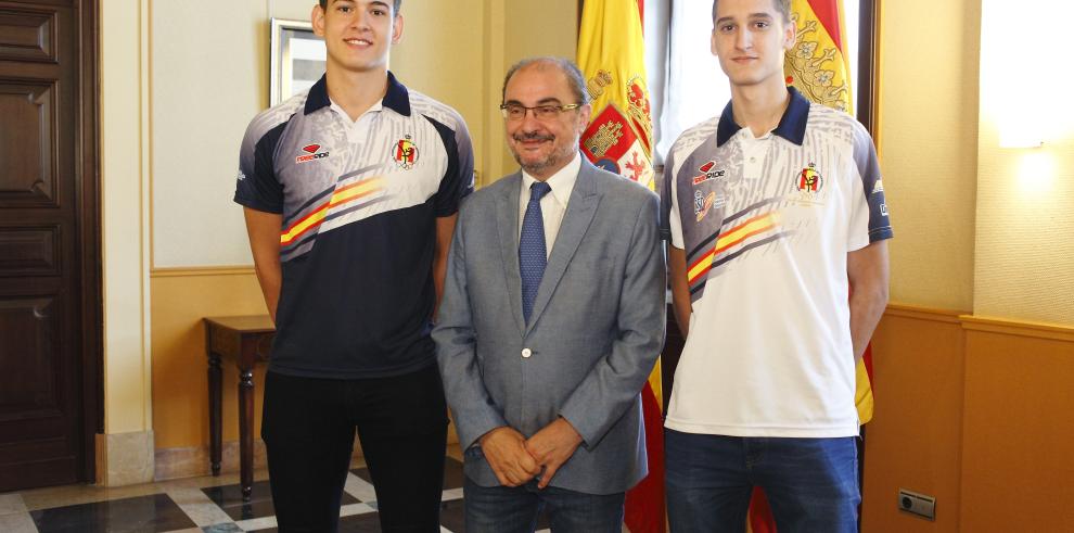 Javier Lambán recibe a los máximos exponentes del Taekwondo aragonés, Antonio Artal y Adrián del Río