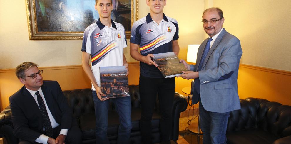 Javier Lambán recibe a los máximos exponentes del Taekwondo aragonés, Antonio Artal y Adrián del Río