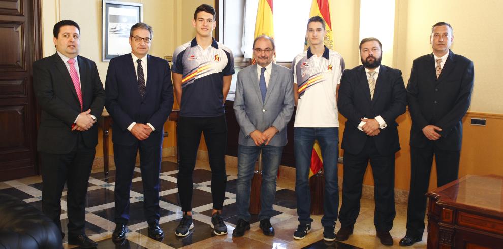 Javier Lambán recibe a los máximos exponentes del Taekwondo aragonés, Antonio Artal y Adrián del Río