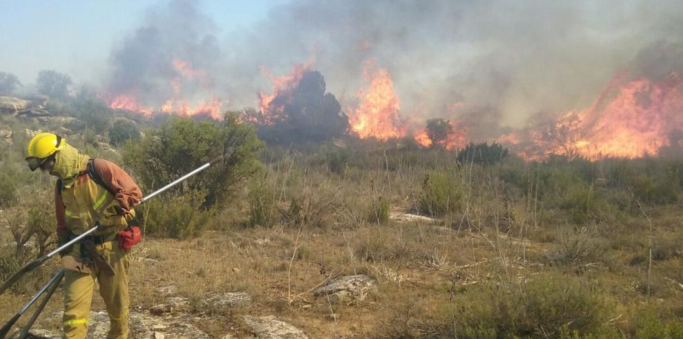 Un tren provoca un incendio con diez focos entre Escatrón y Castelnou