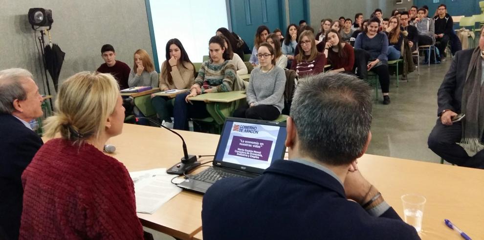 Gastón, a alumnos de Bachillerato: “La economía impregnará prácticamente toda vuestra existencia”