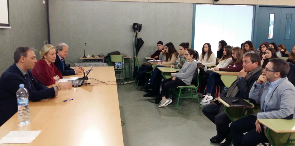 Gastón, a alumnos de Bachillerato: “La economía impregnará prácticamente toda vuestra existencia”