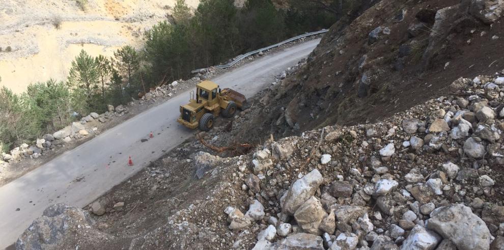 Avanzan los trabajos de estabilización del talud de la A-2609