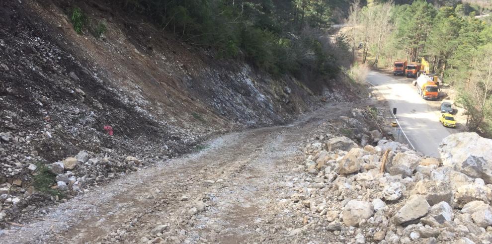 Avanzan los trabajos de estabilización del talud de la A-2609