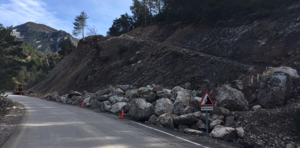 Avanzan los trabajos de estabilización del talud de la A-2609